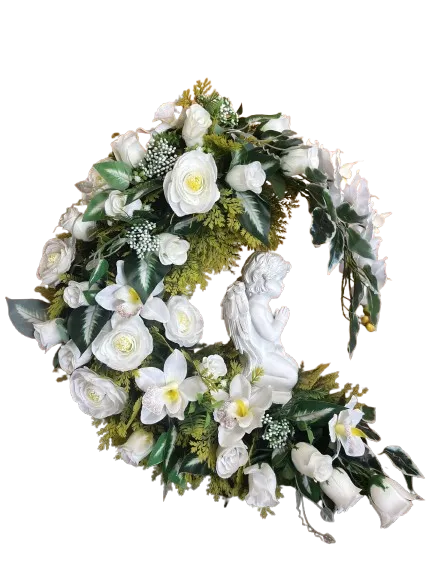 Composition florale en croissant de fleurs blanches avec figurine d'ange en prière