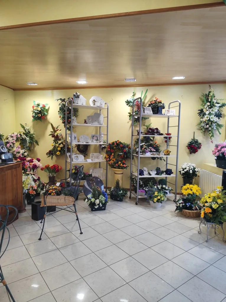 Rayonnage d'articles funéraires et compositions florales en magasin